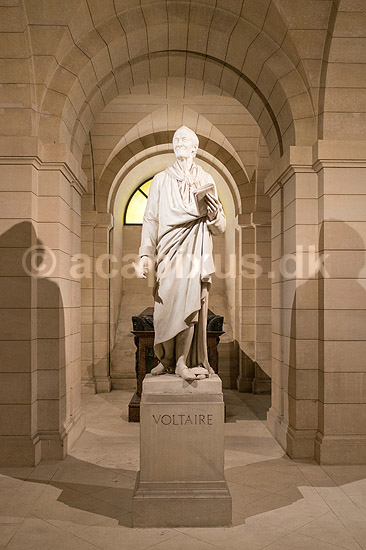 Voltaire gravsted i Pantheon. Voltaires ( Francois-Marie Arouet ) gravsted i Pantheon i Paris. Voltaire var forfatter, philosoph, satirist, og historiker; ; Paris; Frankrig; ; ; Sev�rdigheder, forfattere, filosof, satire, Sainte-Genevieve kirken, AUX GRANDS HOMMES LA PATRIE RECONNAISSANTE,Til store m�nd f�drelandets taknemmelighed