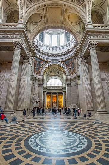 Pantheon i Paris. Panheon, som oprindeligt var bygget som kirke, men nu fungerer som mausoleum siden Victor Hugos begravelse; ; Paris; Frankrig; ; ; Sev�rdigheder, Sainte-Genevieve kirken, AUX GRANDS HOMMES LA PATRIE RECONNAISSANTE,Til store m�nd f�drelandets taknemmelighed