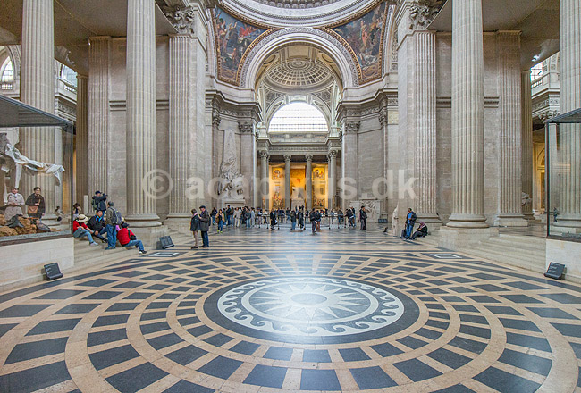 Pantheon i Paris. Panheon, som oprindeligt var bygget som kirke, men nu fungerer som mausoleum siden Victor Hugos begravelse; ; Paris; Frankrig; ; ; Sev�rdigheder, Sainte-Genevieve kirken, AUX GRANDS HOMMES LA PATRIE RECONNAISSANTE,Til store m�nd f�drelandets taknemmelighed