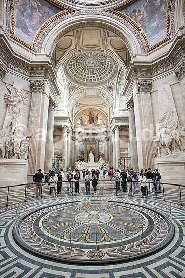 Pantheon i Paris. Foucault's pendul i Panheon, som oprindeligt var bygget som kirke, men nu fungerer som mausoleum siden Victor Hugos begravelse; ; Paris; Frankrig; ; ; Sev�rdigheder, Sainte-Genevieve kirken, AUX GRANDS HOMMES LA PATRIE RECONNAISSANTE,Til store m�nd f�drelandets taknemmelighed