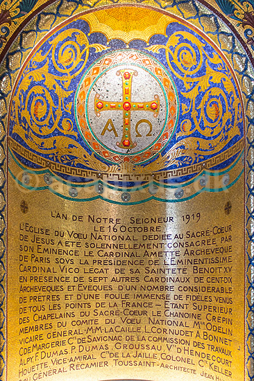 Sacre-Coeur i Paris. Inskriptioner i alkove over d�befonten i kirken Sacre Coeur ( Jesus Hellige Hjerte ) p� toppen af Montmartre i Paris; ; Montmartre / Paris; Frankrig; ; ; Sacre-C�ur, Sacre C�ur, kirker, religion, katolsk, katolisisme, Paul Abadie