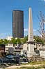 Montparnasse Cemetery i Paris. Gravsteder p� Montparnasse kirkeg�rden i Paris med Tour de Montparnasse i baggrunden  Montparnasse / Paris Frankrig   D�d, begravelse, kirkeg�rde