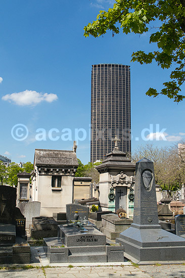 Montparnasse Cemetery i Paris. Gravsteder p� Montparnasse kirkeg�rden i Paris med Tour de Montparnasse i baggrunden; ; Montparnasse / Paris; Frankrig; ; ; D�d, begravelse, kirkeg�rde
