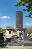 Montparnasse Cemetery i Paris. Gravsteder p� Montparnasse kirkeg�rden i Paris med Tour de Montparnasse i baggrunden  Montparnasse / Paris Frankrig   D�d, begravelse, kirkeg�rde
