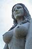 Den Store Havfrue statue p� Drag�r Havn. Den Store Havfrue, bestilt af Peter Bech, udf�rt i Kina i kinesisk granit, blev i 2006 rejst over for skulpturen Isbj�rn med unger p� Langeliniekajen og blev i 2018 flyttet til Drag�r Fort. Blev i 2025 anklaget for at v�re sexistisk, pornografisk og vulg�r og Drag�r Kommune �nsker den fjernet. Alle adspurgte under fortograferingen anser den dog som smuk og mener den om noget skulle have en mere fremtr�dende plads.  Drag�r Danmark  sev�rdigheder Havfruer, skulpturer