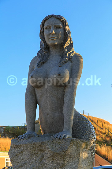 Den Store Havfrue statue p� Drag�r Havn. Den Store Havfrue, bestilt af Peter Bech, udf�rt i Kina i kinesisk granit, blev i 2006 rejst over for skulpturen Isbj�rn med unger p� Langeliniekajen og blev i 2018 flyttet til Drag�r Fort. Blev i 2025 anklaget for at v�re sexistisk, pornografisk og vulg�r og Drag�r Kommune �nsker den fjernet. Alle adspurgte under fortograferingen anser den dog som smuk og mener den om noget skulle have en mere fremtr�dende plads.; ; Drag�r; Danmark; ; sev�rdigheder; Havfruer, skulpturer