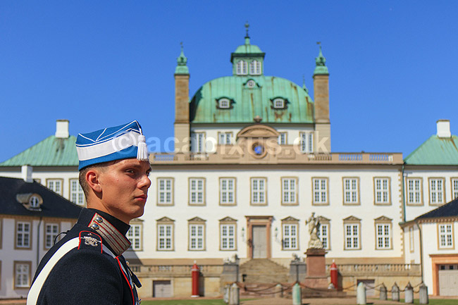 Fredensborg Slot. Livgarder st�r vagt foran Fredensborg Slot - med spidshue pga varmen; ; Fredensborg Slot / Fredensborg; Danmark; ; ; Slotte, kongeslotte, Livgarden hvidt vagtkompagni, uniformer