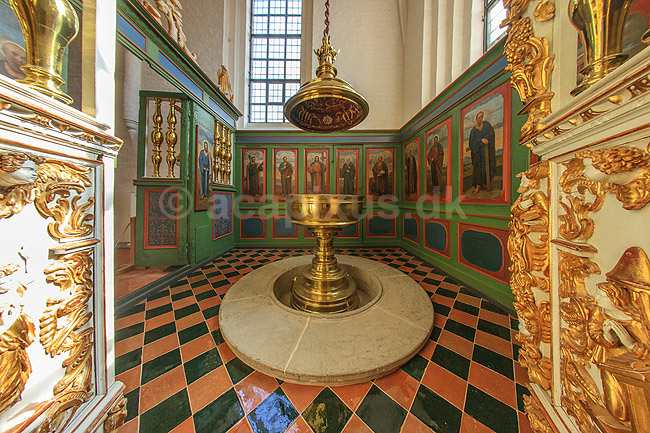 D�befont i Helsing�r domkirke. D�befonten i Helsing�r Domkirke eller Sankt Olai kirke; ; Helsing�r; Danmark; ; Sev�rdigheder; turistsev�rdigheder, religion, kristendom, kirker, kirke, domkirker