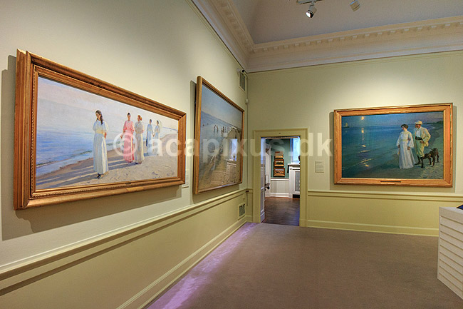 Den Hirschsprungske Samling . Salene i Den Hirschsprungske Samling med malerierne En strandpromenade og Sommeraften ved Skagens strand; ; Den Hirschsprungske Samling  / K�benhavn; Danmark; ; Sev�rdigheder; Museum, kunstmuseum, museer, billeder, malerier, kunstmuseum, Tobaksfabrikant Heinrich Hirschsprung