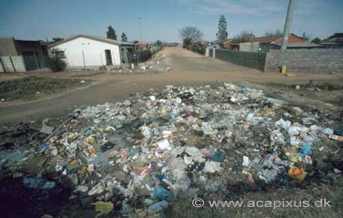 Soweto, affaldsbunker p� gaden Forstad til Johannesburg; ; Johannesburg; Sydafrika; Afrika; ; 