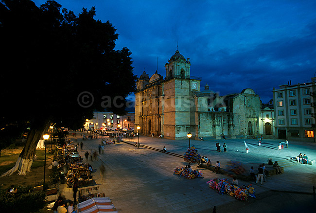 Kirken La Catedral og til venstre Alameda de Le�n parken; ; Oaxaca; Mexico; Nord Amerika; ; 