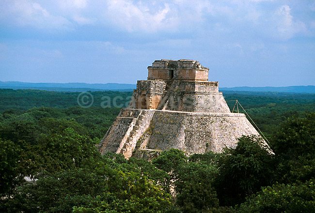 Pyr�mide del Adivino (Pyramid of the Magician). Maya ruiner ved Uxmal.; ; Uxmal, Yucat�n; Mexico; Nord Amerika; ; 