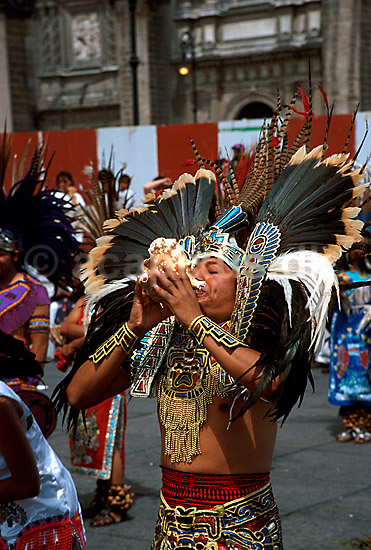 Efterkommere af aztekiske indianere danser p� Z�calo pladsen; ; Mexico City; Mexico; Nord Amerika; ; 