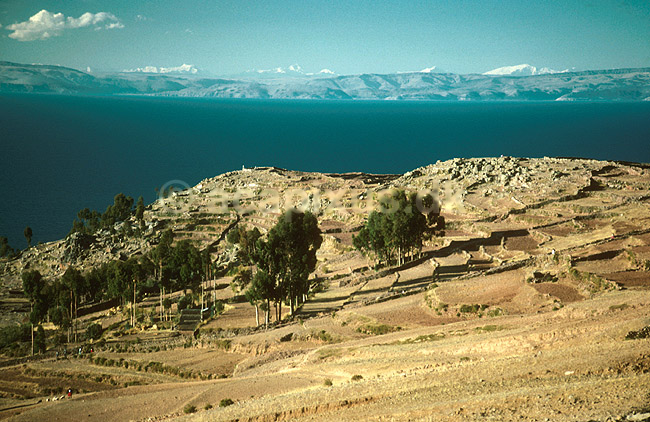 Isola Taquile med Titicacas�en i baggrunden; ; Isola Taquile / Lake Titicaca; Peru; Syd Amerika; ; 