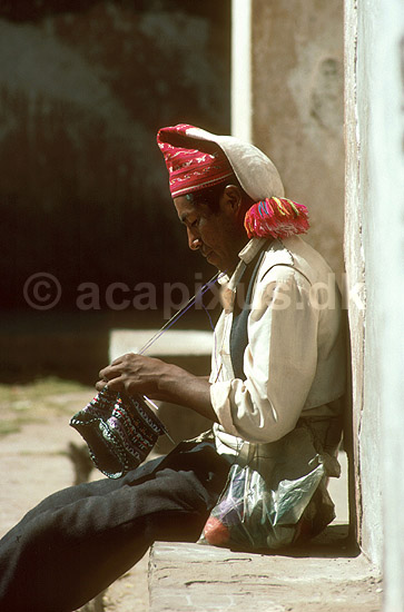 Mand der strikker p� �en Taquile i Titicacas�en; ; Lake Titicaca; Peru; Syd Amerika; ; 