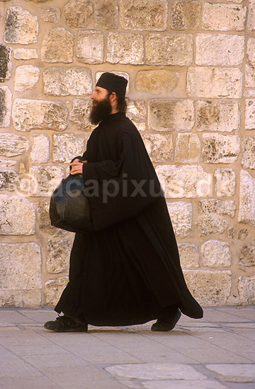 Gr�sk orthodoks pater foran Den Hellige Gravs Kirke; ; Jerusalem; Israel; Asien; ; religion