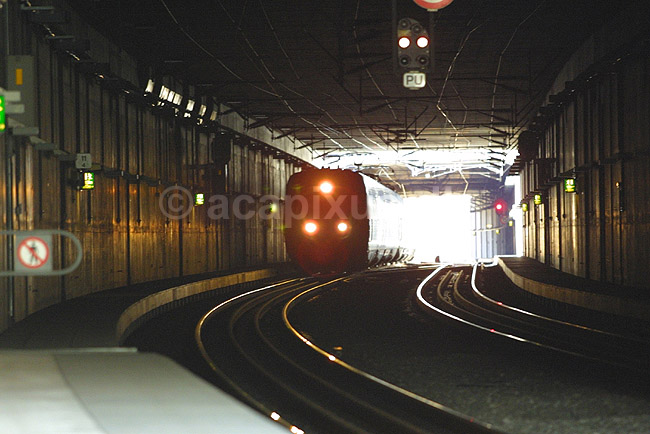 Tog kører igennem tunellen til togstationen ved Kastrup Lufthavn; ; Kastrup / København; Danmark; Europa; bussines; transport