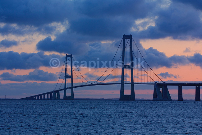Storeb�ltsbroen set fra Kors�r siden ved solnedgang; ; ; Danmark; Europa; ; transport