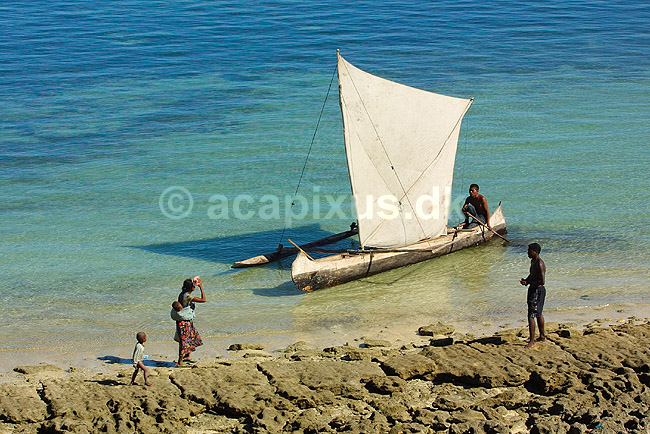 Fisker i pirogue taler med person p� stranden; ; Ifaty; Madagaskar; Afrika; ; 