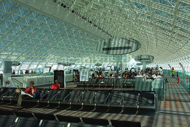Rejsende i Charles de Gaulle II lufthavnen i Paris; ; Paris; Frankrig; Europa; ; 