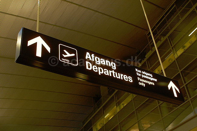 Skilt der viser vej imod afgangshallen i Kastrup Lufthavn; ; Kastrup Lufthavn / K�benhavn; Danmark; ; ; transport lufthavne