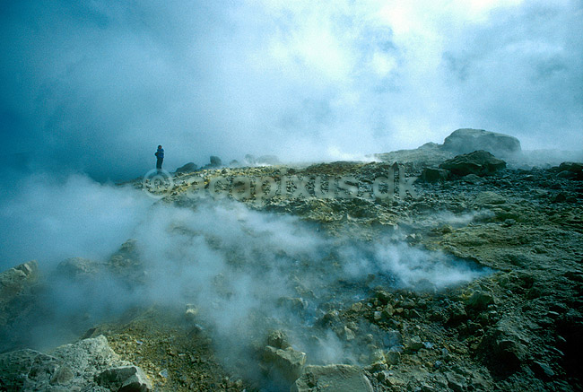 Svovlbrinte m�ttet damp stiger ud af fumerole p� randen af vulkanen Gran Cratere ; ; Vulcano / Lipariske �er; Italien; Europa; ; 