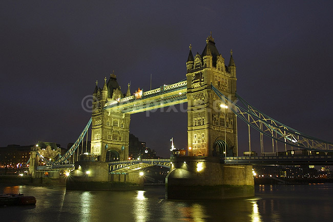 Tower Bridge. Tower Bridge i aftenbelysning; ; London; England; Europa; ; Broer Themsen River Thames Seværdigheder