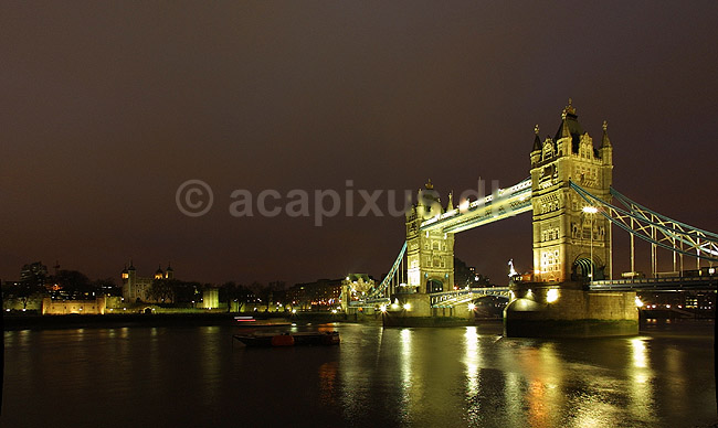 Tower Bridge. Tower Bridge i aftenbelysning; ; London; England; Europa; ; Broer Themsen River Thames