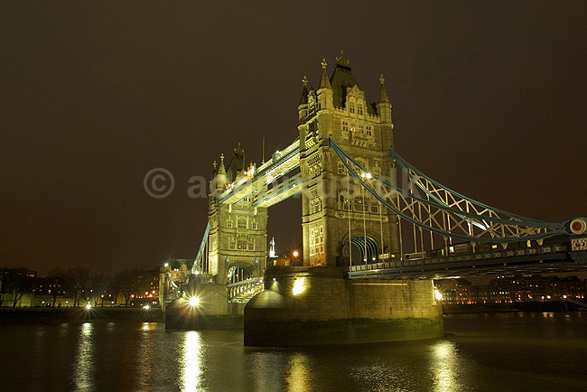 Tower Bridge. Tower Bridge i aftenbelysning; ; London; England; Europa; ; Broer Themsen River Thames