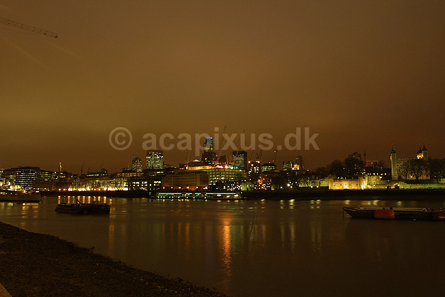 Themsen og Tower Bridge. Udsigt over Themsen med Tower of London yderst til h�jre i aftenbelysning; ; London; England; Europa; ; Themsen River Thames