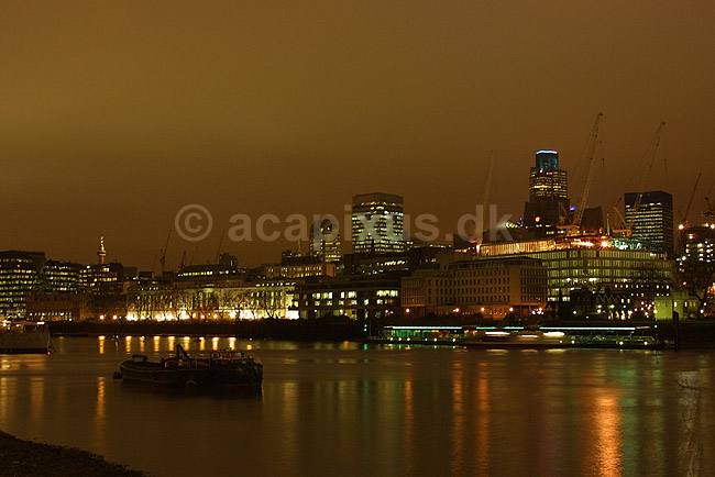 London. Udsigt over Themsen med London City i aftenbelysning; ; London; England; Europa; ; Themsen River Thames