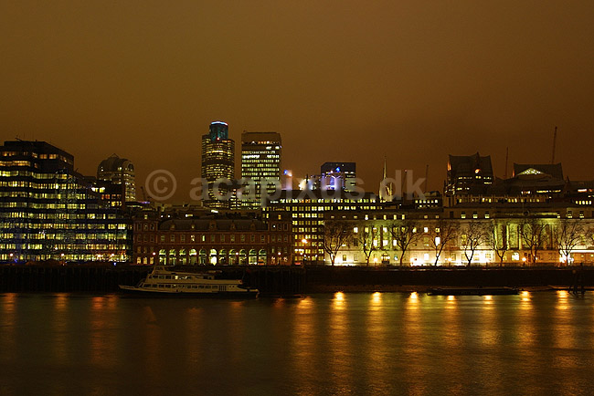 London. Udsigt over Themsen med London City i aftenbelysning; ; London; England; Europa; ; Themsen River Thames