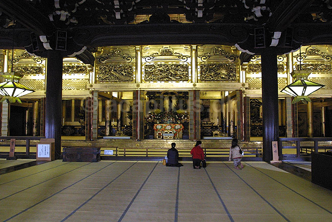 Higashi Hongan-ji. Bedende i det buddistiske Higashi Hogan-ji templet i Kyoto; ; Higashi Hongan-ji / Kyoto; Japan; Asien; ; templer buddisme buddhism Higashi Honganji