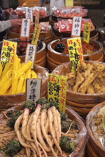 Nishiki Market. Syltede gr�ntsager (pickels) udstillet p� t�nder i Nishiki Market i Kyoto; ; Nishiki Market / Kyoto; Japan; Asien; ; markeder handel marked