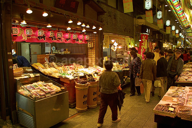 Nishiki Market. Handlende p� Nishiki Market i Kyoto; ; Nishiki Market / Kyoto; Japan; Asien; ; markeder handel marked