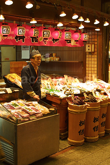 Nishiki Market. Handlende p� Nishiki Market i Kyoto; ; Nishiki Market / Kyoto; Japan; Asien; ; markeder handel marked