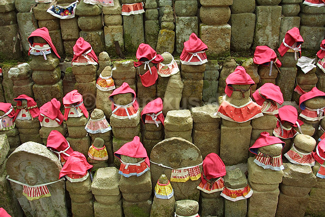 Koya-san. Figurer på fællesgrav på gravpladsen i Koya-san. Japan's mest eftertragtede gravplads.; ; Koya-san; Japan; Asien; ; gravpladser buddisme buddhism buddistisk
