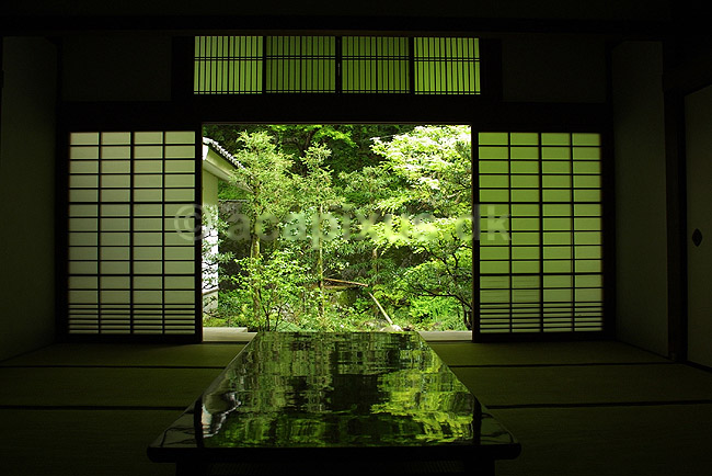 Nanzen-ji. Udsigt til den japanske have gennem skydedørs-vindue i Nanzen-ji templet i Kyoto; ; Nanzen-ji / Kyoto; Japan; Asien; ; templer buddisme buddhism buddistisk