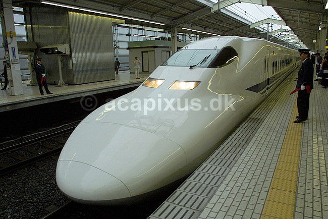 Shinkansen. Shinkansen tog af typen Kodama holder ved perron i JR-Kyoto togstationen; ; JR-Kyoto / Kyoto; Japan; Asien; ; transport bullettrain lyntog 