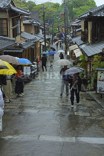 Kyoto. Japanere med paraplyer i regnvejr p� Sannen-zaka gaden i Kyoto; ; Sannen-zaka / Kyoto; Japan; Asien; ; 