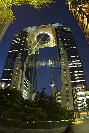 Umeda Sky Building. Umeda Sky Building i Osaka i skumringen; ; Osaka; Japan; Asien; ; h�jhuse