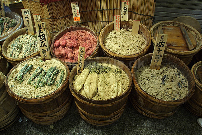 Nishiki Market. Syltede gr�ntsager (pickels) udstillet p� t�nder i Nishiki Market i Kyoto; ; Nishiki Market / Kyoto; Japan; Asien; ; markeder handel marked