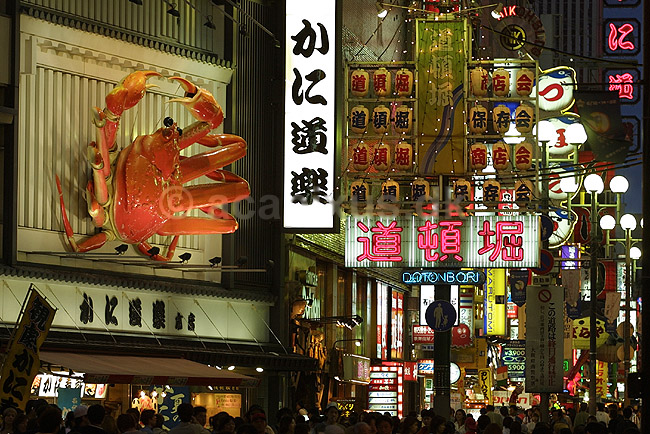 Dotonbori. Lysreklamer og krabbefigur p� restaurant i Dotonbori i Osaka; ; Dotonbori / Osaka; Japan; Asien; ; neonskilte
