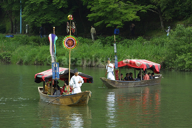 Drageb�dsfestival. B�de med deltagere i drageb�dsfestival i Arushiyama; ; Arushiyama / Kyoto; Japan; Asien; ; 
