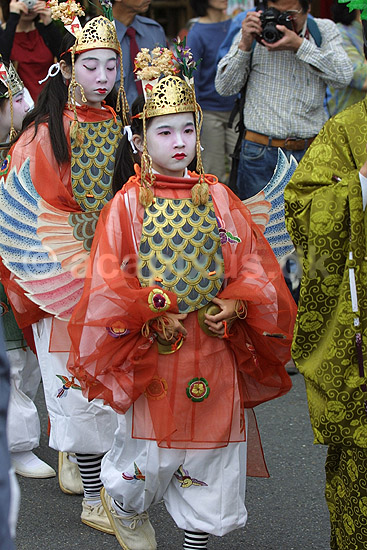 Drageb�dsfestival. Deltagere i drageb�dsfestival g�r i prossession igennem Arushiyama; ; Arushiyama / Kyoto; Japan; Asien; ; 