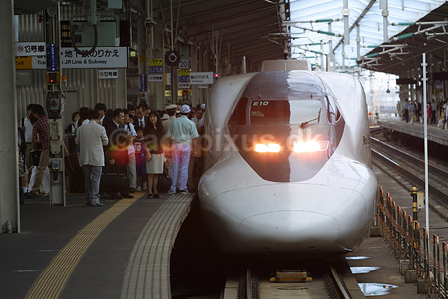 Shinkansen. Shinkansen tog af typen Kodama ved perron p� JR Shin-Osaka togstationen; ; JR Shin-Osaka / Osaka; Japan; Asien; ; transport bullettrain lyntog 