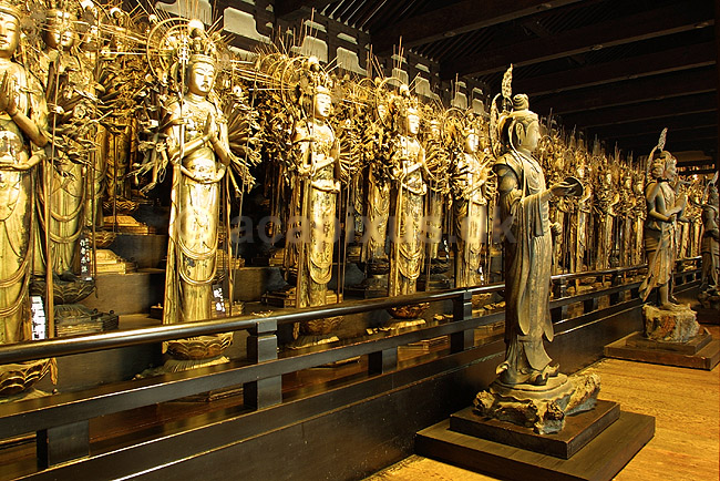 Sanjusangen-do. De 1001 buddafigurer i Sanjusangen-do i Kyoto; ; Sanjusangen-do / Kyoto; Japan; Asien; ; templer buddisme buddhism buddistisk
