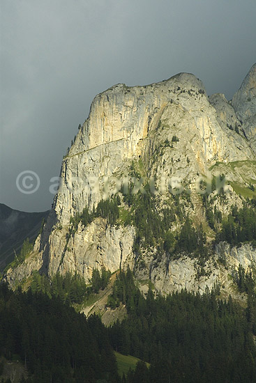 Spitzhorn. Bjergtinden Spitzhorn (2807 m) over Gsteig i de Schweiziske Alper; ; Gsteig; Schweiz; Europa; ; 