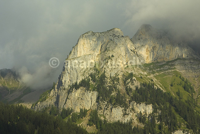 Spitzhorn. Bjergtinden Spitzhorn (2807 m) over Gsteig i de Schweiziske Alper; ; Gsteig; Schweiz; Europa; ; 