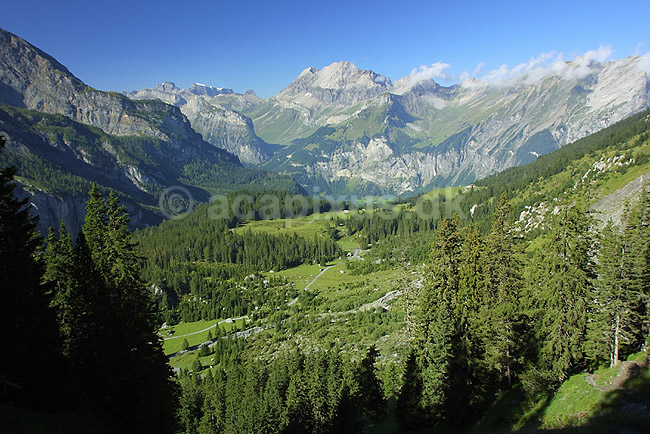 Oeschinental. Udsigt ned igennem Oeschinental i de Schweiziske Alper; ; Kandersteg; Schweiz; Europa; ; 